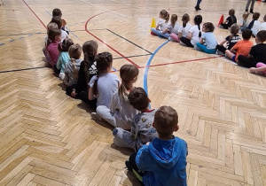Dzieci biorą udział w zawodach sportowych
