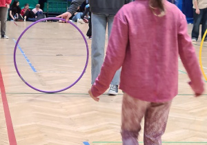 Dzieci biorą udział w zawodach sportowych