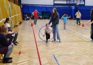 Dzieci biorą udział w zawodach sportowych