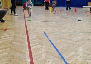 Dzieci biorą udział w zawodach sportowych