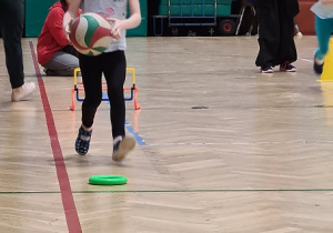 Dzieci biorą udział w zawodach sportowych