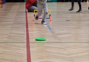 Dzieci biorą udział w zawodach sportowych
