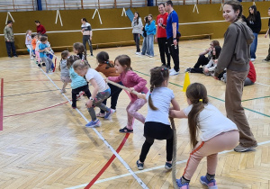 Dzieci biorą udział w zawodach sportowych