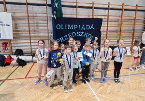 Dzieci pozują z medalami