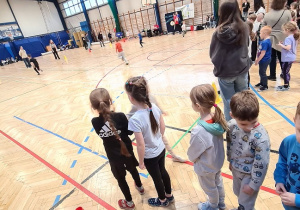 Dzieci biorą udział w zawodach sportowych