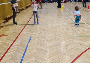 Dzieci biorą udział w zawodach sportowych