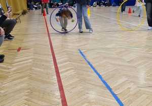 Dzieci biorą udział w zawodach sportowych