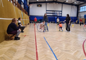 Dzieci biorą udział w zawodach sportowych