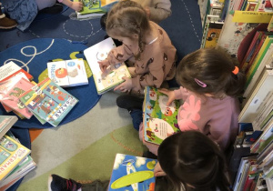 Dzieci oglądają książki w bibliotece
