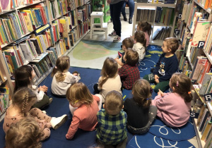 Dzieci słuchają Pani Bibliotekarki