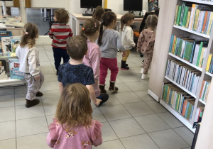 Dzieci zwiedzają bibliotekę