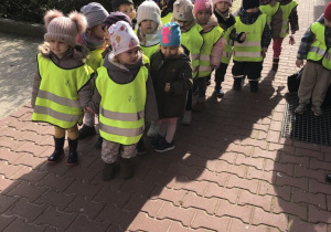 Dzieci wchodzą do biblioteki