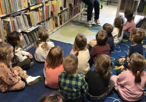 Dzieci rozmawiają z Panią Bibliotekarką