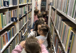 Dzieci zwiedzają bibliotekę