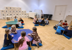 Dzieci pracują podczas zajęć w Galerii Zachęta