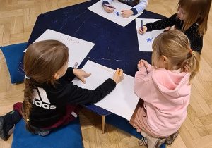 Dzieci pracują podczas zajęć w Galerii Zachęta
