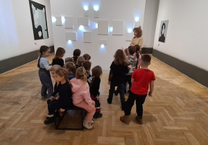 Dzieci zwiedzają Galerię Zachęta