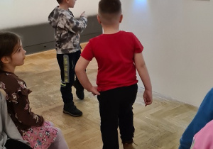 Dzieci zwiedzają Galerię Zachęta