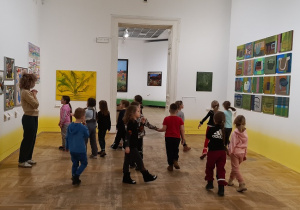 Dzieci zwiedzają Galerię Zachęta