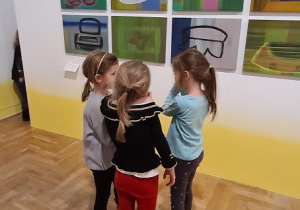 Dzieci zwiedzają Galerię Zachęta