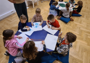 Dzieci pracują przy stolikach