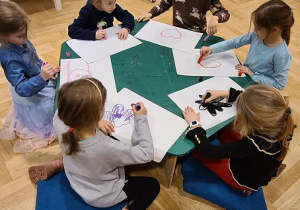 Dzieci pracują przy stolikach
