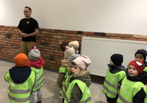 Dzieci zwiedzają remizę strażacką