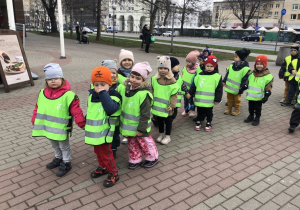 Dzieci zwiedzają remizę strażacką