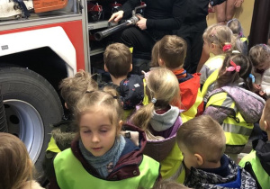 Dzieci zwiedzają remizę strażacką