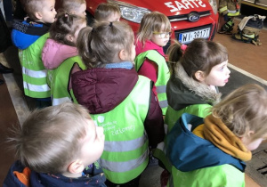 Dzieci zwiedzają remizę strażacką