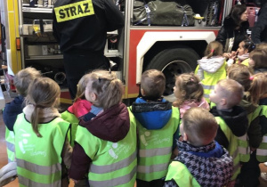 Dzieci zwiedzają remizę strażacką