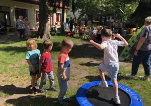 Dzieci skaczą na trapolinie