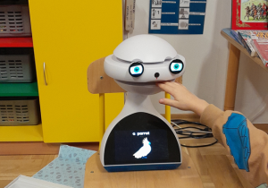 Dziecko pracuje z robotem EMYS