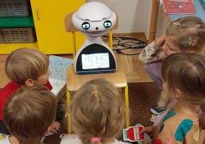 Dzieci uczą się z robotem EMYS