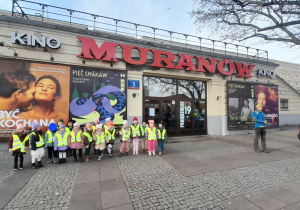 Dzieci pozują przed wejściem do Kina Muranów