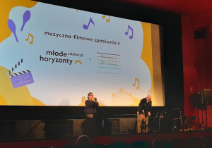 Widok na ekran filmowy i prowadzących