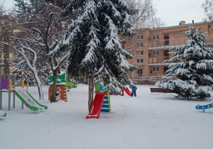 Śnieg na boisku przedszkolnym