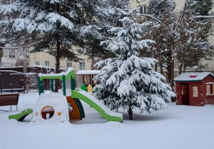 Widok na zaśnieżony ogród przedszkolny