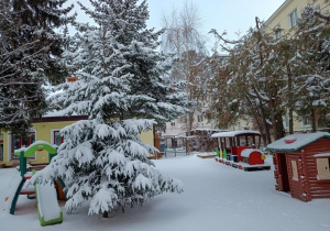 śnieg w ogrodzie przedszkolnym