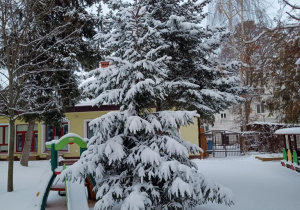 Widok na zaśnieżony ogród przedszkolny