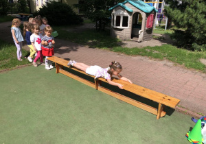 Dziewczyna na ławce