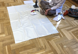 Pani pokazuje doświadczenie