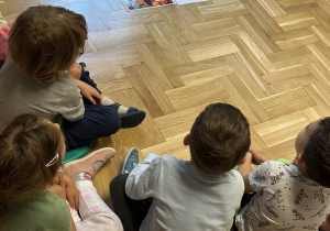 Dzieci oglądają plansze z witaminami