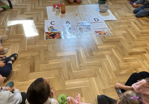 Dzieci oglądają plansze