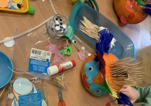 Dziecko ozdabia dynię