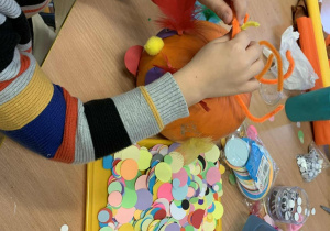 Dziecko ozdabia dynię