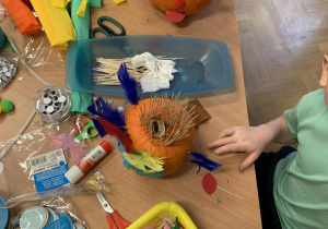 Dziecko ozdabia dynię