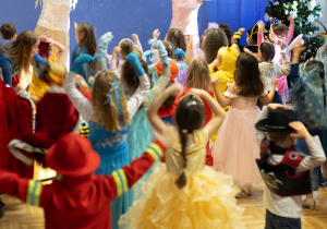 Dzieci bawią się przy muzyce