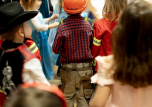 Dzieci bawią się przy muzyce