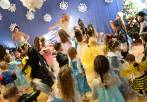 Dzieci bawią się przy muzyce